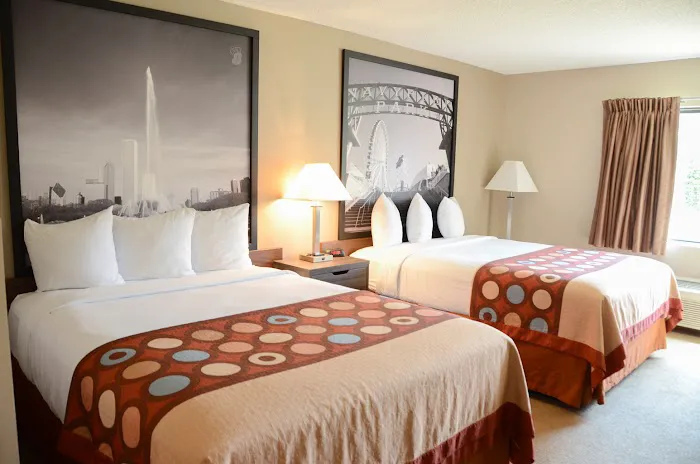 Super 8 by Wyndham Elgin 4