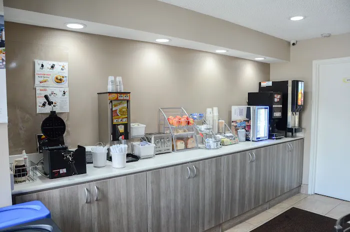 Super 8 by Wyndham Elgin 4