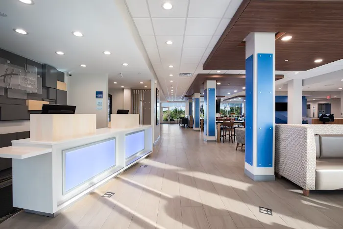 Holiday Inn Express & Suites Chicago - Hoffman Estates by IHG 4