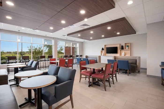 Holiday Inn Express & Suites Chicago - Hoffman Estates by IHG 4