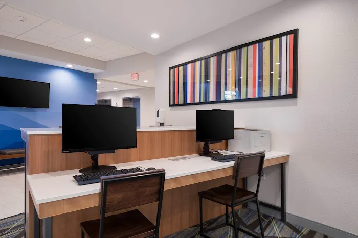 Holiday Inn Express & Suites Chicago - Hoffman Estates by IHG 4
