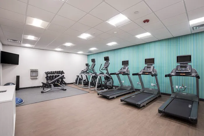 Holiday Inn Express & Suites Chicago - Hoffman Estates by IHG 4