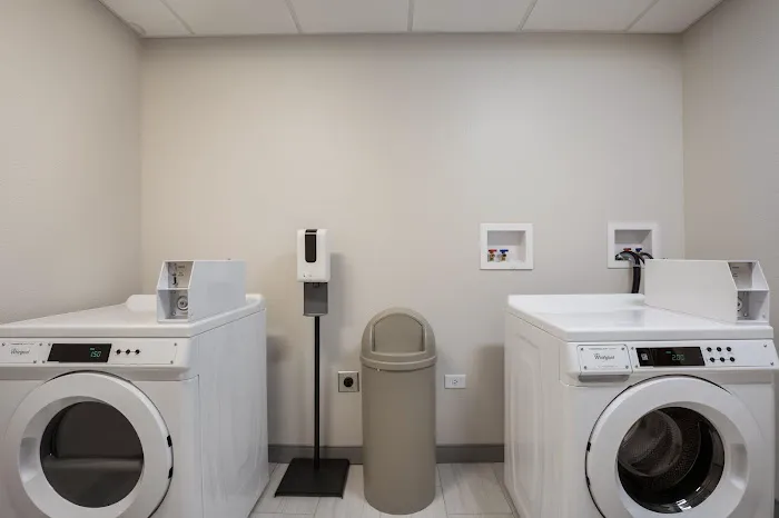 Holiday Inn Express & Suites Chicago - Hoffman Estates by IHG 4