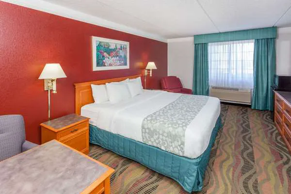 Days Inn & Suites by Wyndham Arlington Heights 4