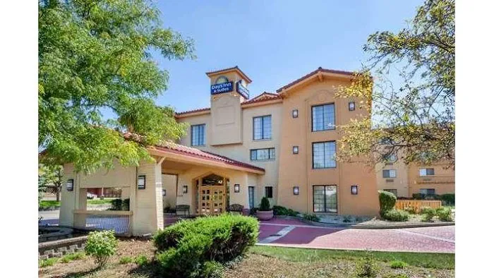 Days Inn & Suites by Wyndham Arlington Heights 4
