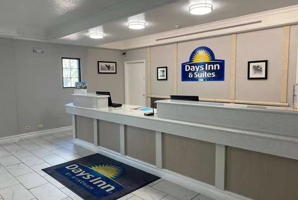 Days Inn & Suites by Wyndham Arlington Heights 4