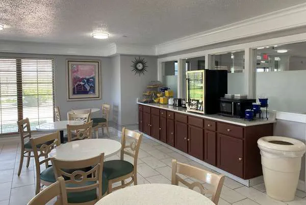 Days Inn & Suites by Wyndham Arlington Heights 4