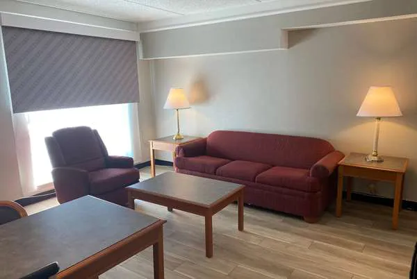 Days Inn & Suites by Wyndham Arlington Heights 4