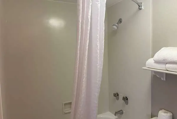Days Inn & Suites by Wyndham Arlington Heights 4