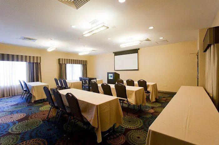 Holiday Inn Express & Suites Chicago-Deerfield/Lincolnshire by IHG 4