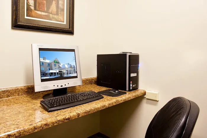 Holiday Inn Express & Suites Chicago-Deerfield/Lincolnshire by IHG 4
