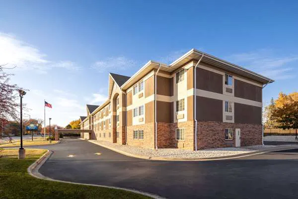 Days Inn & Suites by Wyndham Green Bay WI. 4