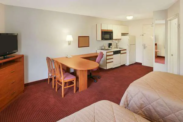 Days Inn & Suites by Wyndham Green Bay WI. 4