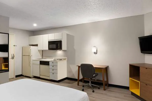 Days Inn & Suites by Wyndham Green Bay WI. 4