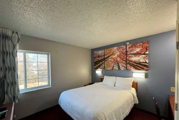 Days Inn & Suites by Wyndham Green Bay WI. 4