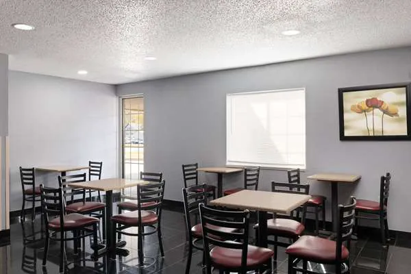 Days Inn & Suites by Wyndham Green Bay WI. 4
