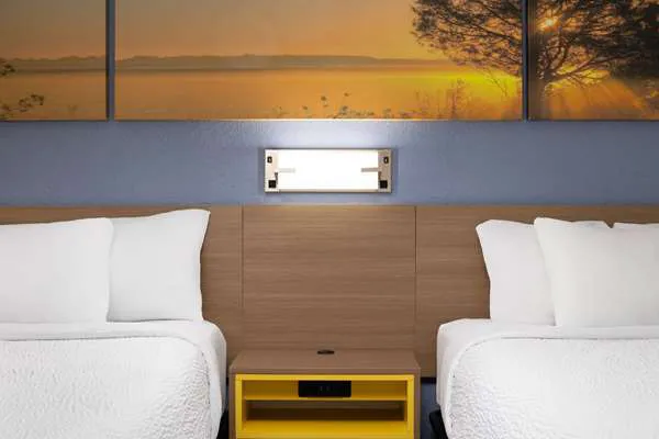 Days Inn & Suites by Wyndham Green Bay WI. 4