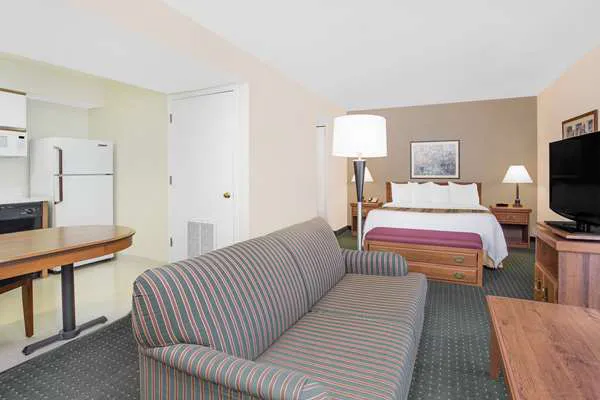 Hawthorn Extended Stay by Wyndham Green Bay 4
