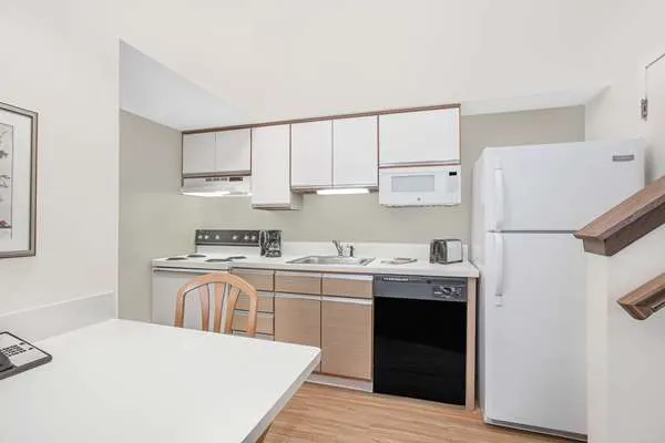Hawthorn Extended Stay by Wyndham Green Bay 4