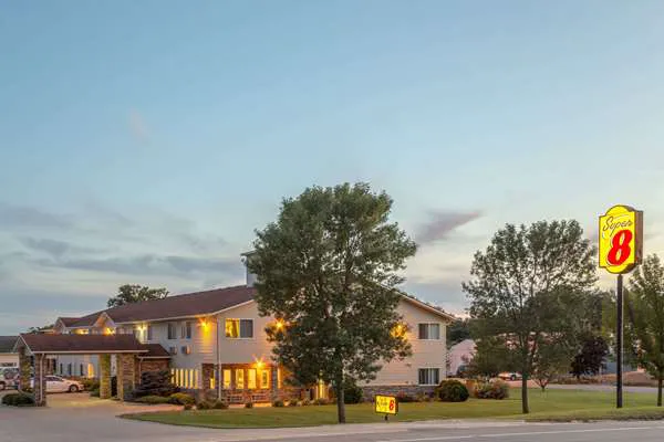 Super 8 by Wyndham Cresco IA 4