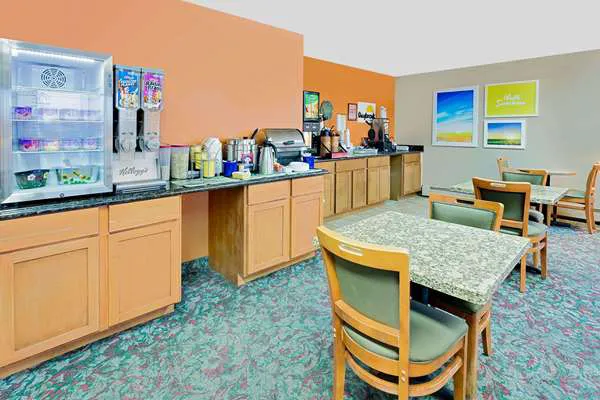 Days Inn by Wyndham Winona 4