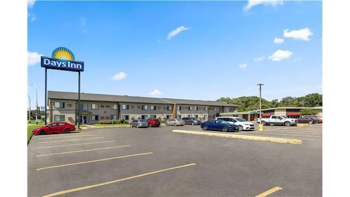 Days Inn by Wyndham Winona 4