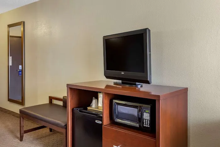 Comfort Inn & Suites 4