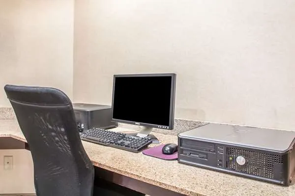 Comfort Inn & Suites 4