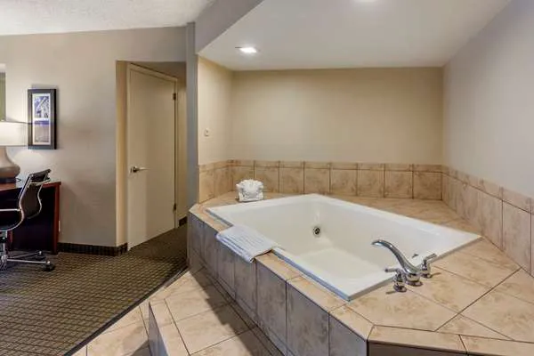 Comfort Inn & Suites 4