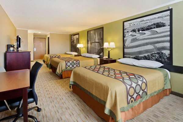 Super 8 by Wyndham Rochelle 4