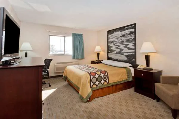 Super 8 by Wyndham Rochelle 4