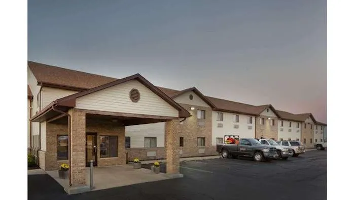 Super 8 by Wyndham Rochelle 4