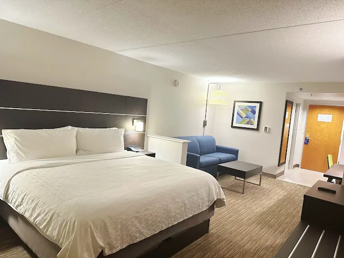 Holiday Inn Express & Suites Chicago - Prospect Heights, an IHG Hotel 4