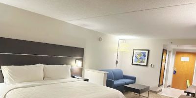 Holiday Inn Express & Suites Chicago - Prospect Heights, an IHG Hotel