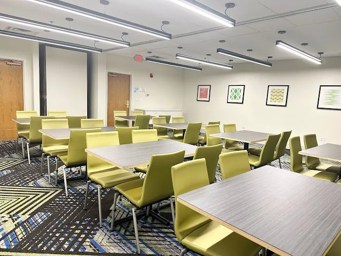 Holiday Inn Express & Suites Chicago - Prospect Heights, an IHG Hotel 4