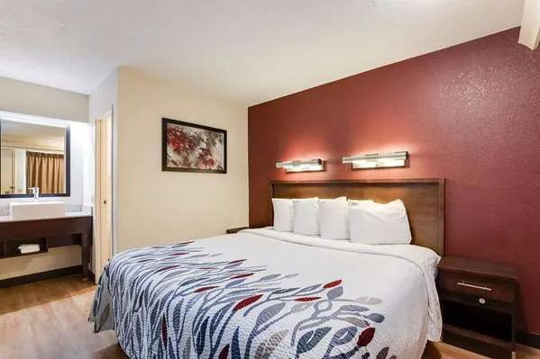 Super 8 by Wyndham Deerfield/Northbrook 4