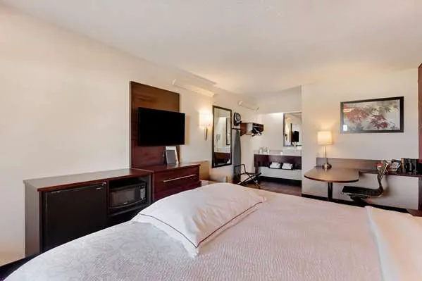 Super 8 by Wyndham Deerfield/Northbrook 4