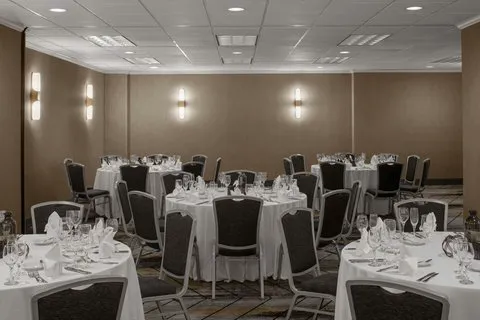 Renaissance Chicago North Shore Hotel 4