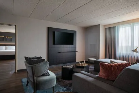 Renaissance Chicago North Shore Hotel 4