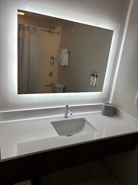 Holiday Inn Express & Suites Zion, an IHG Hotel 4