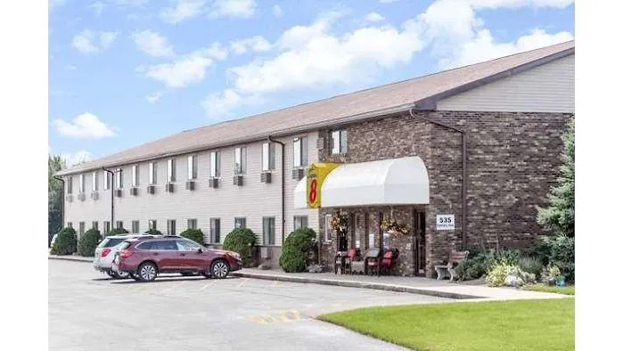 Super 8 by Wyndham Antigo 4