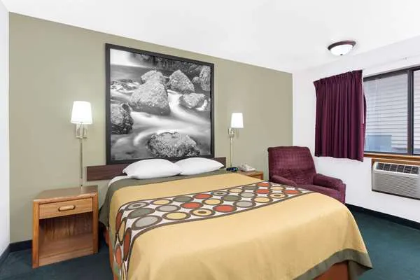 Super 8 by Wyndham Antigo 4