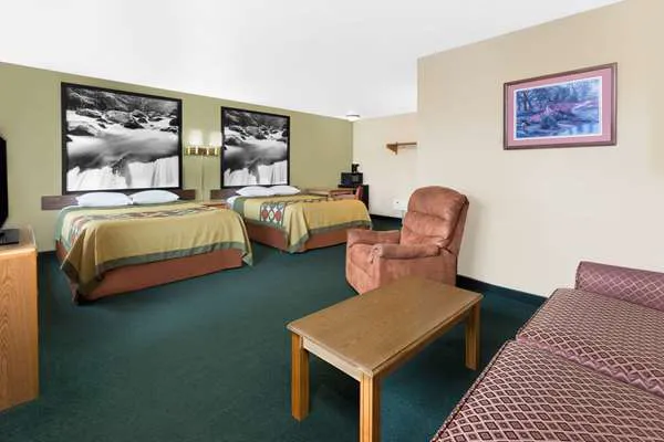 Super 8 by Wyndham Antigo 4