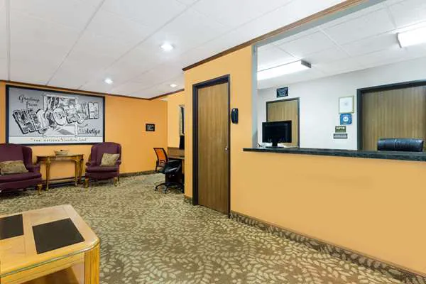 Super 8 by Wyndham Antigo 4