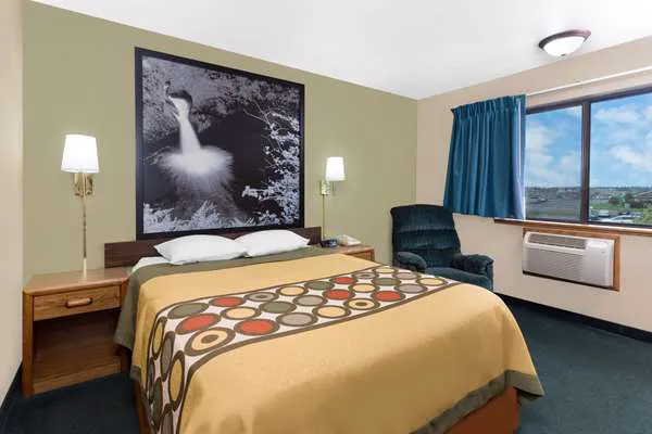 Super 8 by Wyndham Antigo 4