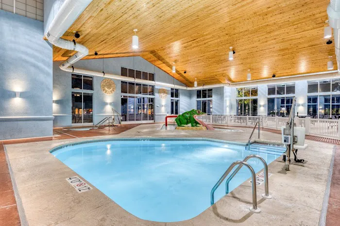 Holiday Inn Express & Suites Green Bay East by IHG 4