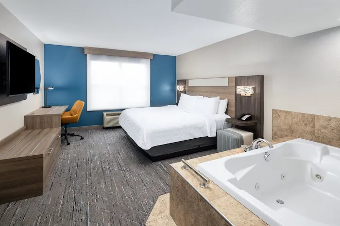 Holiday Inn Express & Suites Green Bay East by IHG 4