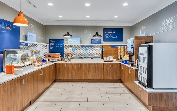 Holiday Inn Express & Suites Green Bay East by IHG 4