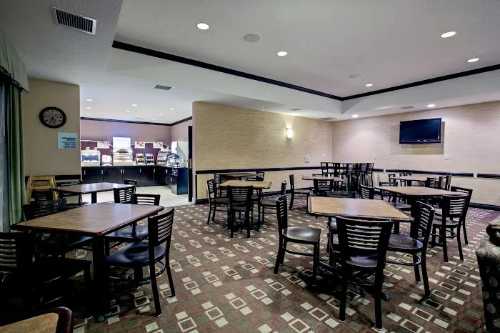 Holiday Inn Express & Suites Green Bay East by IHG 4