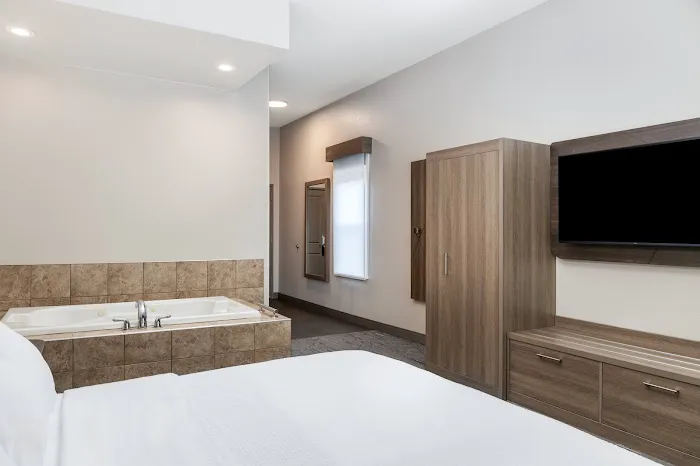 Holiday Inn Express & Suites Green Bay East by IHG 4